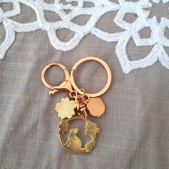 💥SALE💥Cat Flower Paw Gold Keychain NEW - Picture 2 of 4